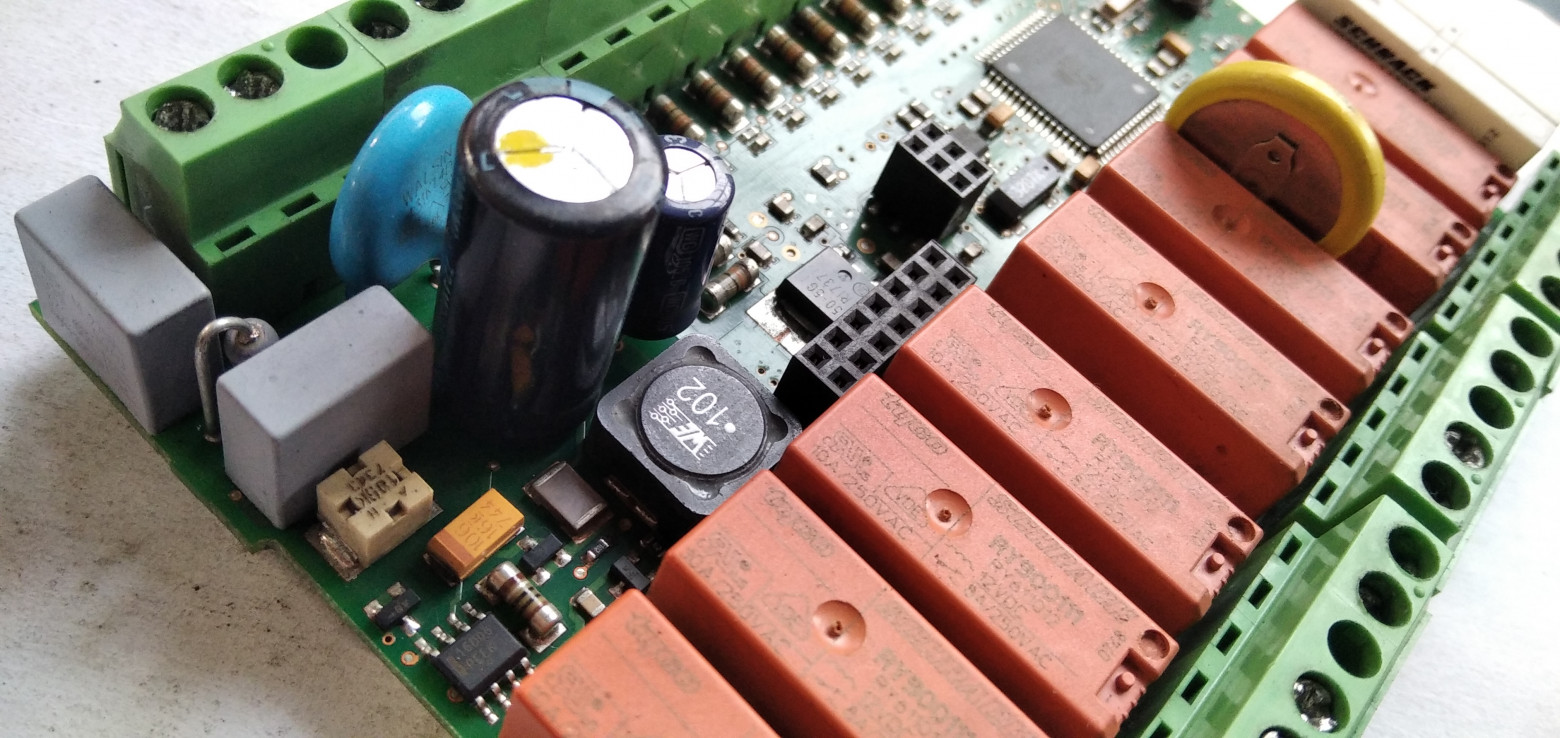 Узел питания интеллектуального реле Zelio Logic.  Нет гальванической развязки по питанию.